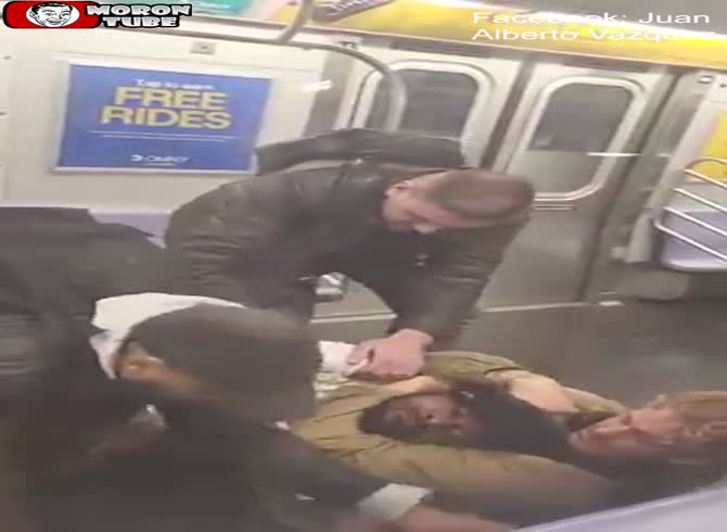 Video :He strangled and killed a dangerous person while attempting to neutralize him
